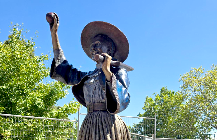 Barbara Rea bronze sculpture standing at the entrance to Queen Elizabeth Oval on View St in Bendigo, Dja Dja Wurrung Country